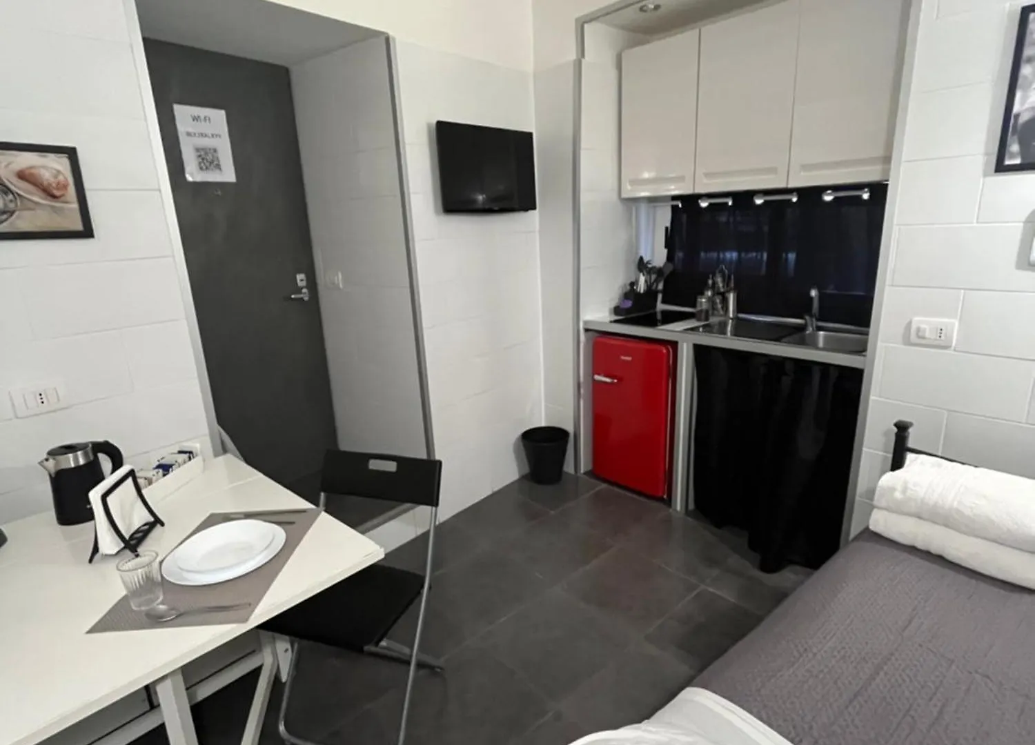 Essential Small House Naples Italy