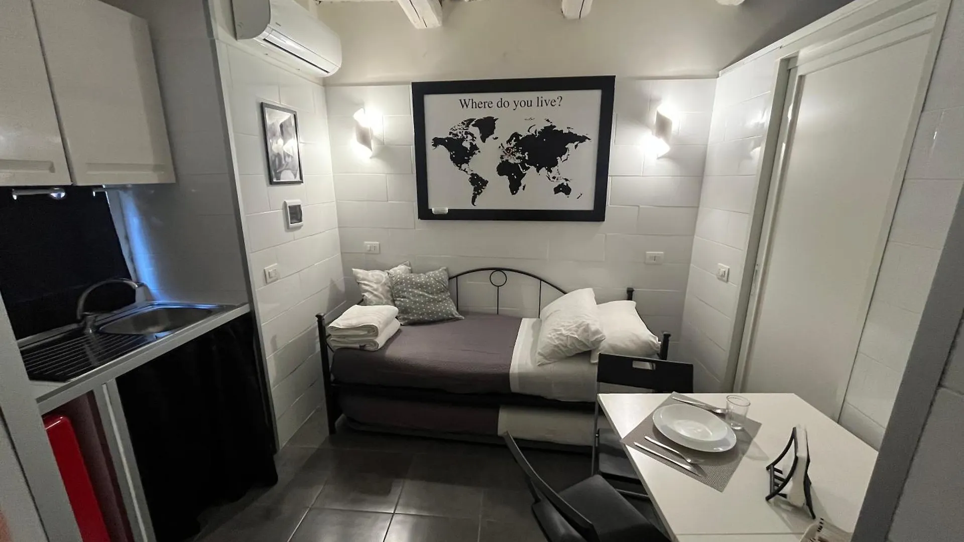 Essential Small House Naples
